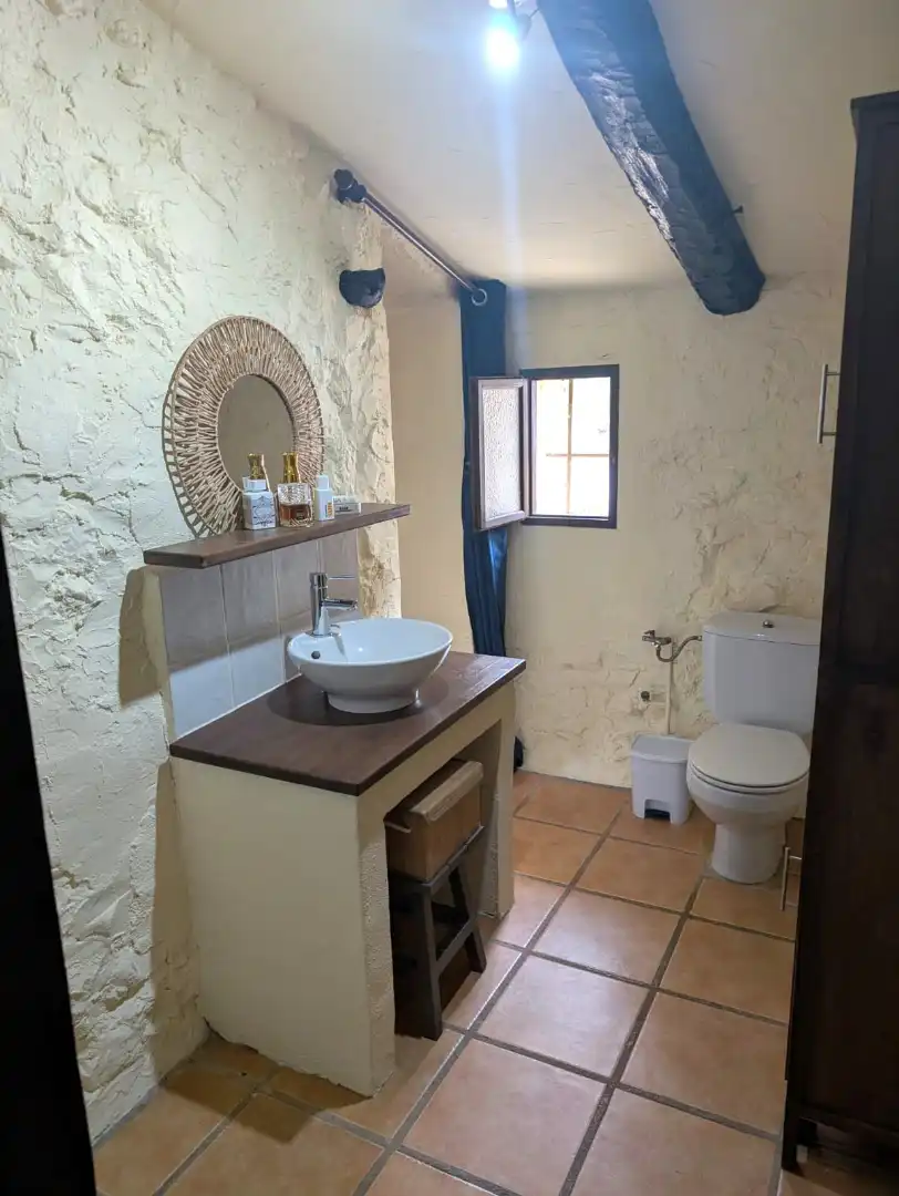 Badezimmer von Country house zum Verkauf in El Perelló mit Heizung und Balkon