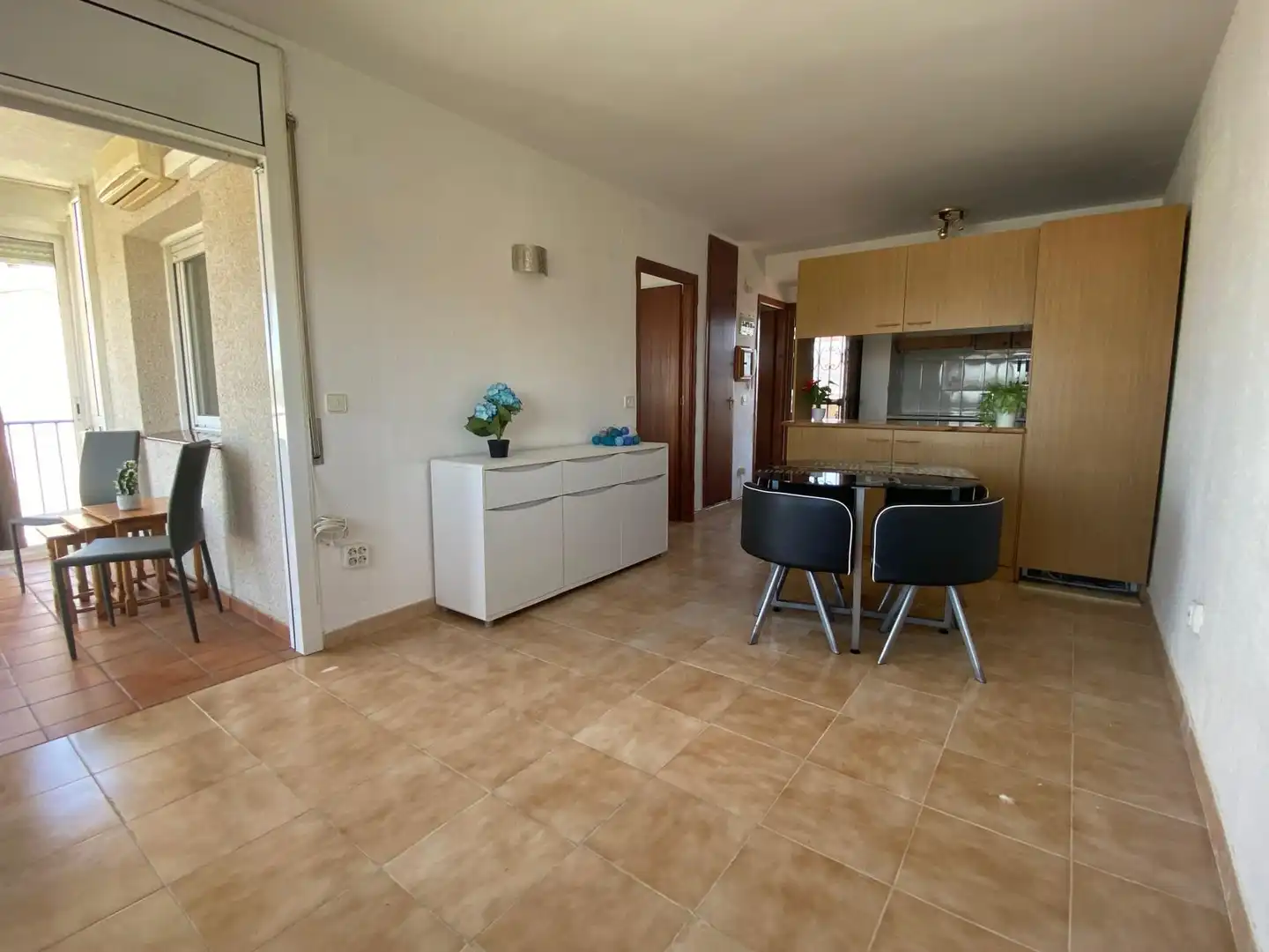 Sala de estar de Piso en venta en Roses con Terraza, Piscina y Amueblado
