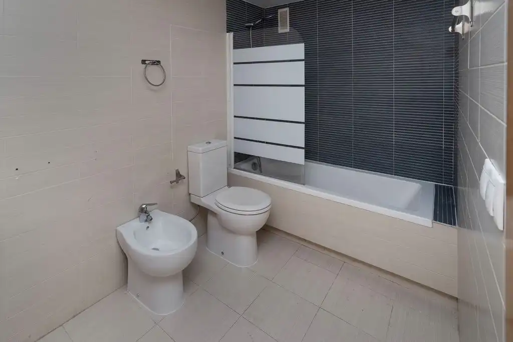 Bany de Pis en venda en Alicante / Alacant amb Piscina