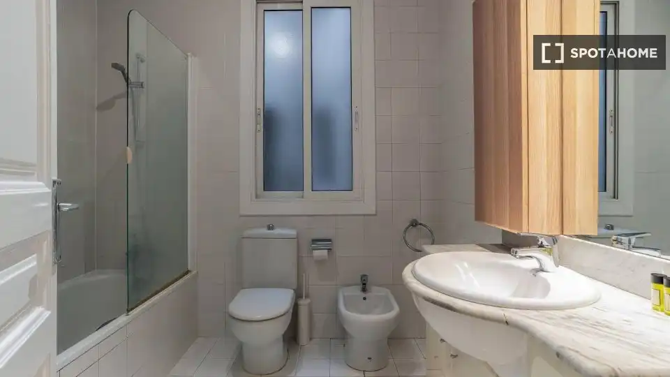Bathroom of Flat for rent in  Barcelona Capital  with Air Conditioner, Heating and Furnished