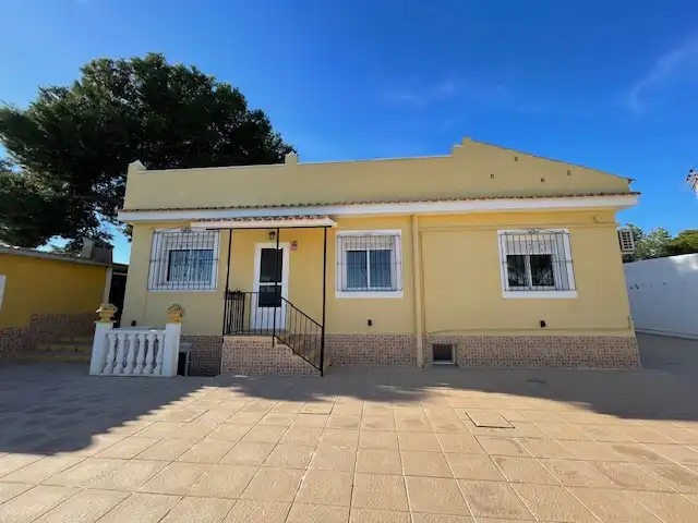 Vista exterior de Casa o xalet en venda en Alicante / Alacant amb Aire condicionat, Calefacció i Jardí privat