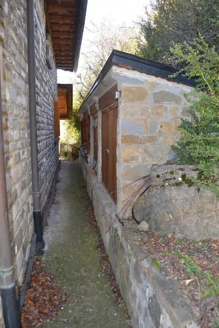 Außenansicht von Haus oder Chalet zum Verkauf in Aisa mit Heizung und Privatgarten