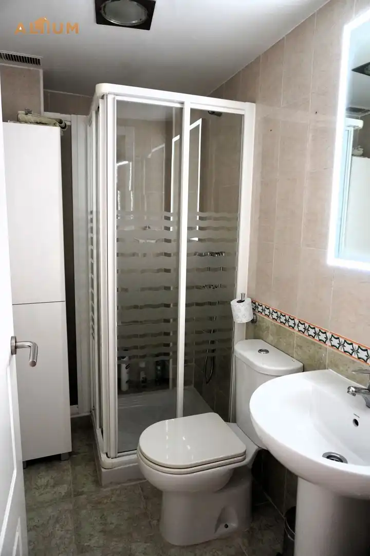 Bany de Casa o xalet en venda en Dos Hermanas amb Aire condicionat, Traster i Piscina comunitària