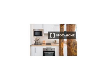 Appartamento con balcone in affitto a Centro