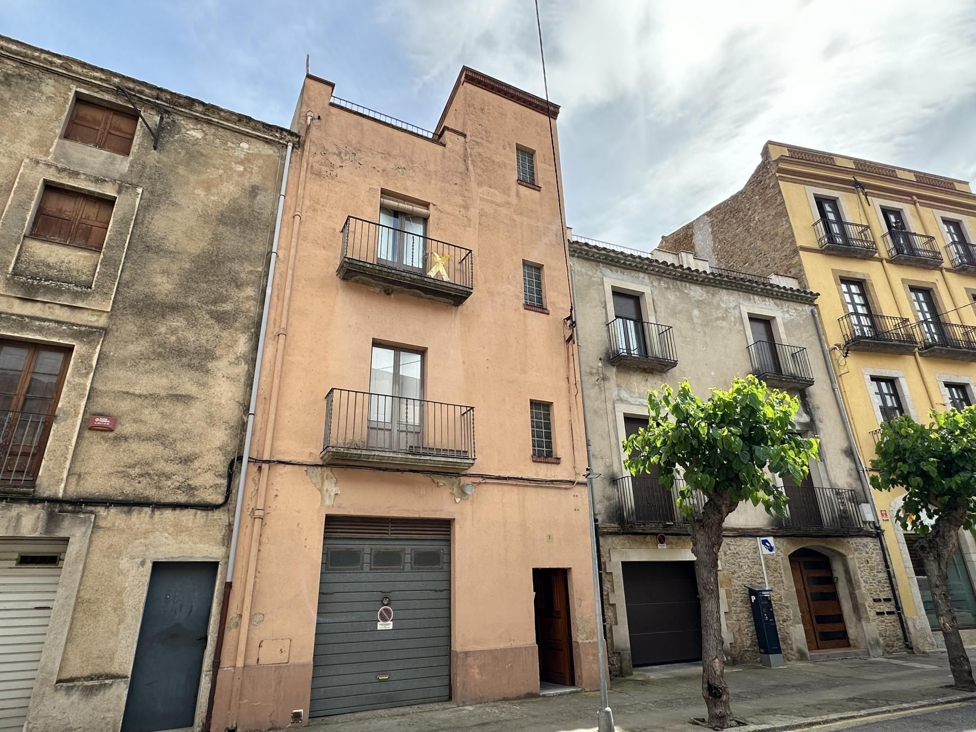 Vista exterior de Edifici en venda en La Bisbal d'Empordà