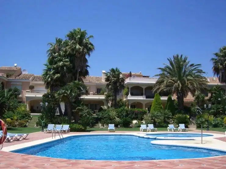 Jardí de Casa adosada de lloguer en Estepona amb Aire condicionat, Terrassa i Moblat