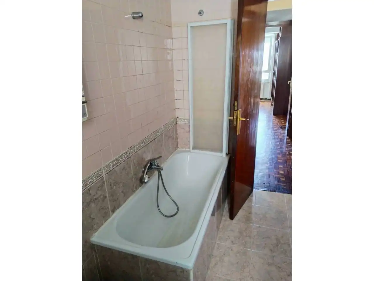 Bathroom of Flat for rent in Burgos  with Heating, Parquet flooring and Terrace