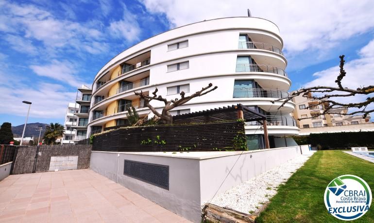 Vista exterior de Àtic en venda en Roses amb Calefacció, Jardí privat i Traster