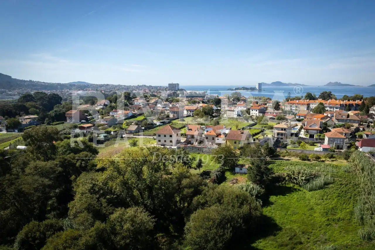 Casa adosada en venta en Vigo  con Calefacción y Jardín privado