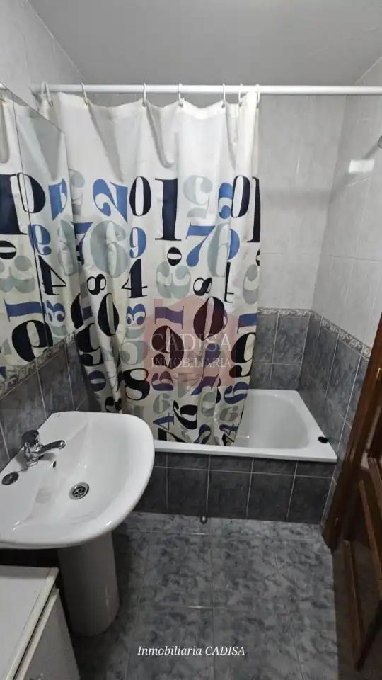 Bany de Pis en venda en Villares de la Reina amb Calefacció i Moblat