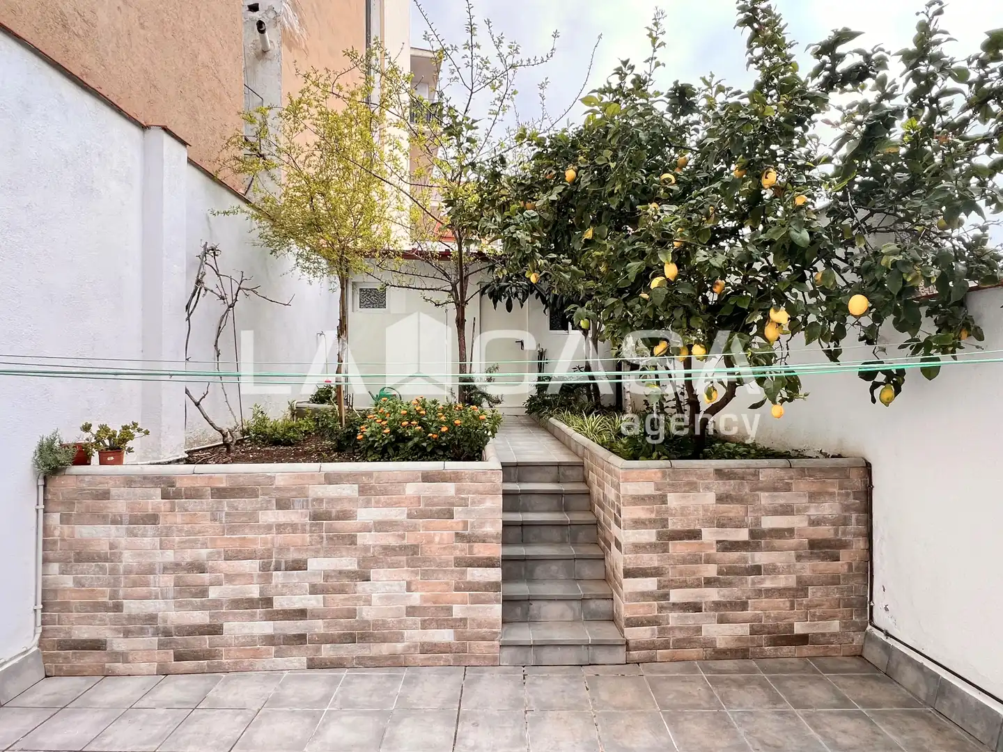 Vista exterior de Casa o xalet en venda en Badalona amb Calefacció, Terrassa i Balcó