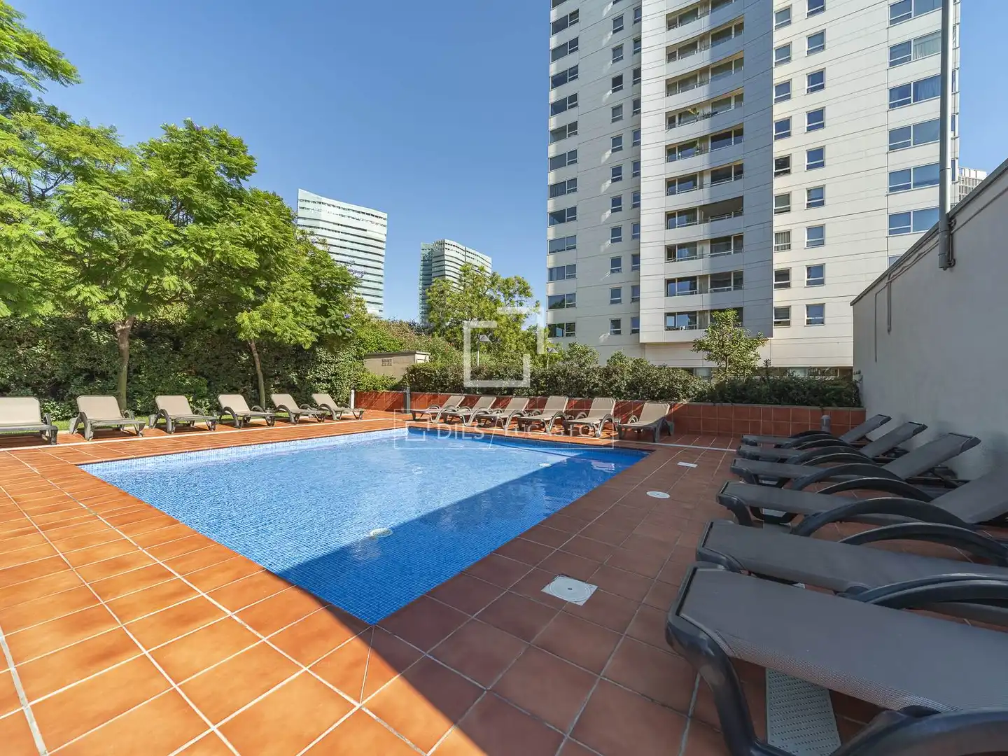 Schwimmbecken von Wohnung zum Verkauf in Barcelona mit Klimaanlage, Heizung und Privatgarten