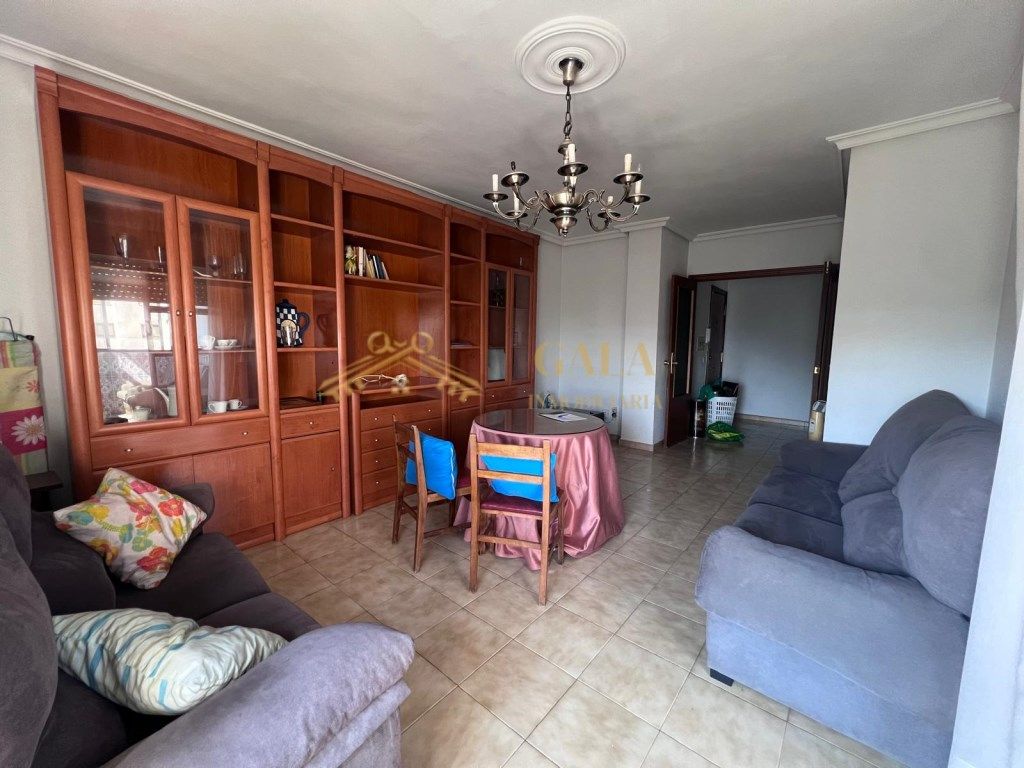 Sala d'estar de Pis en venda en Cáceres Capital amb Moblat