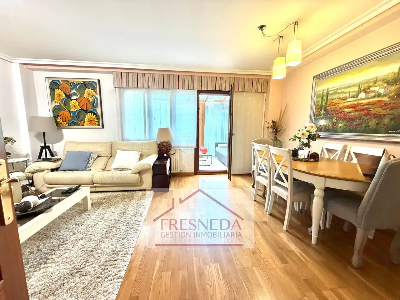 Sala d'estar de Casa adosada en venda en Siero amb Calefacció, Jardí privat i Parquet