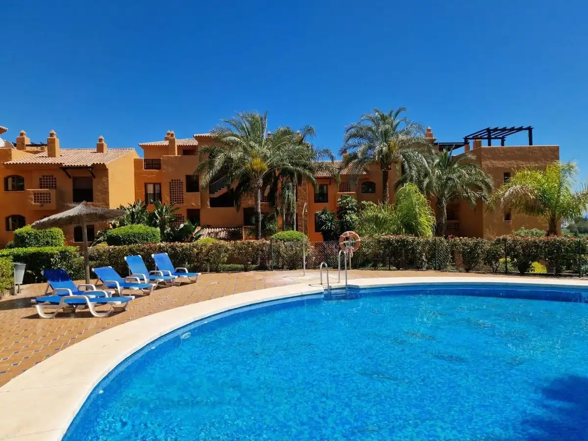 Apartamento con piscina en venta en Benahavís pueblo, imagen 2