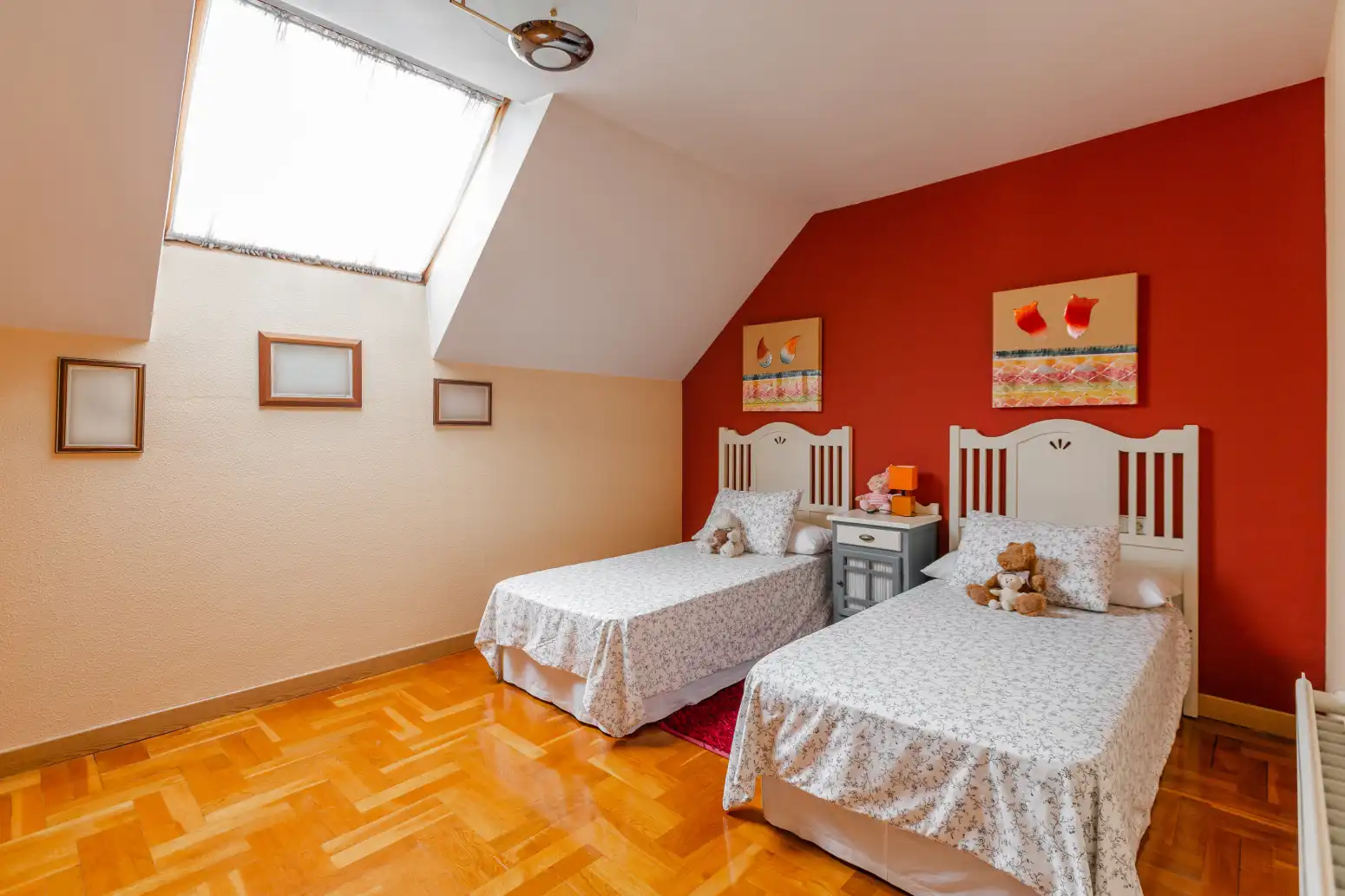 Habitación de Casa adosada en venta en Barañáin / Barañain con Calefacción, Jardín privado y Parquet