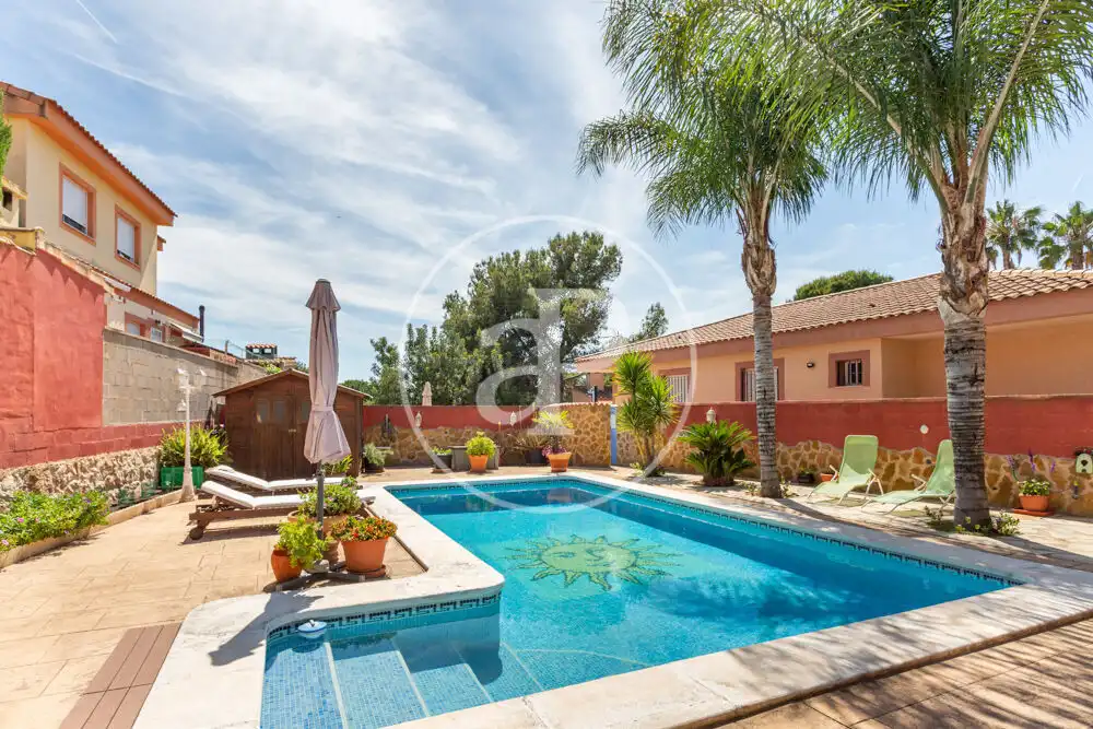 Vista exterior de Casa o xalet en venda en Náquera amb Aire condicionat, Calefacció i Jardí privat