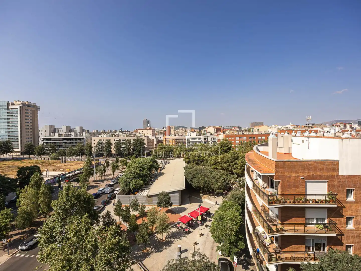 Vista exterior de Àtic en venda en Barcelona amb Aire condicionat i Balcó
