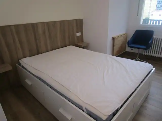 Schlafzimmer von Wohnungen zur Miete in Santiago de Compostela  mit Heizung, Möbliert und Ofen