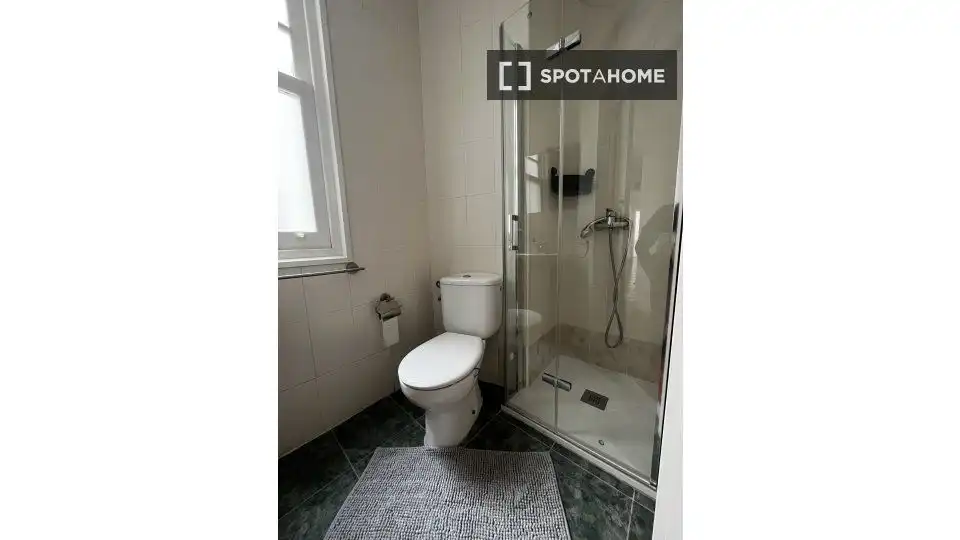 Bathroom of Flat for share in Bilbao   with Air Conditioner and Terrace