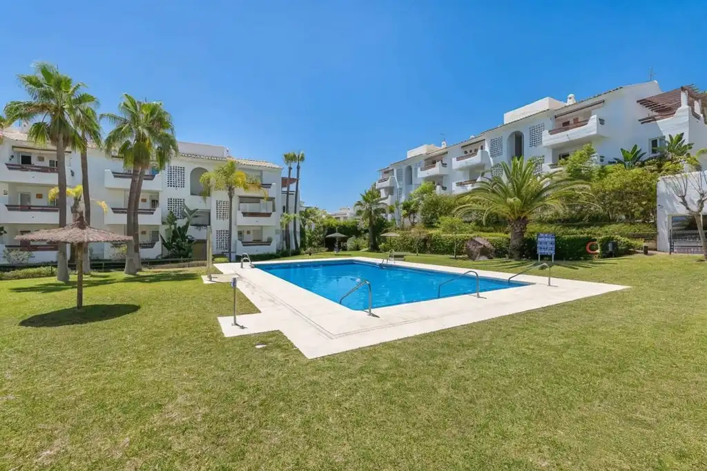 Vista exterior de Apartamento de alquiler en Estepona con Aire acondicionado, Terraza y Piscina