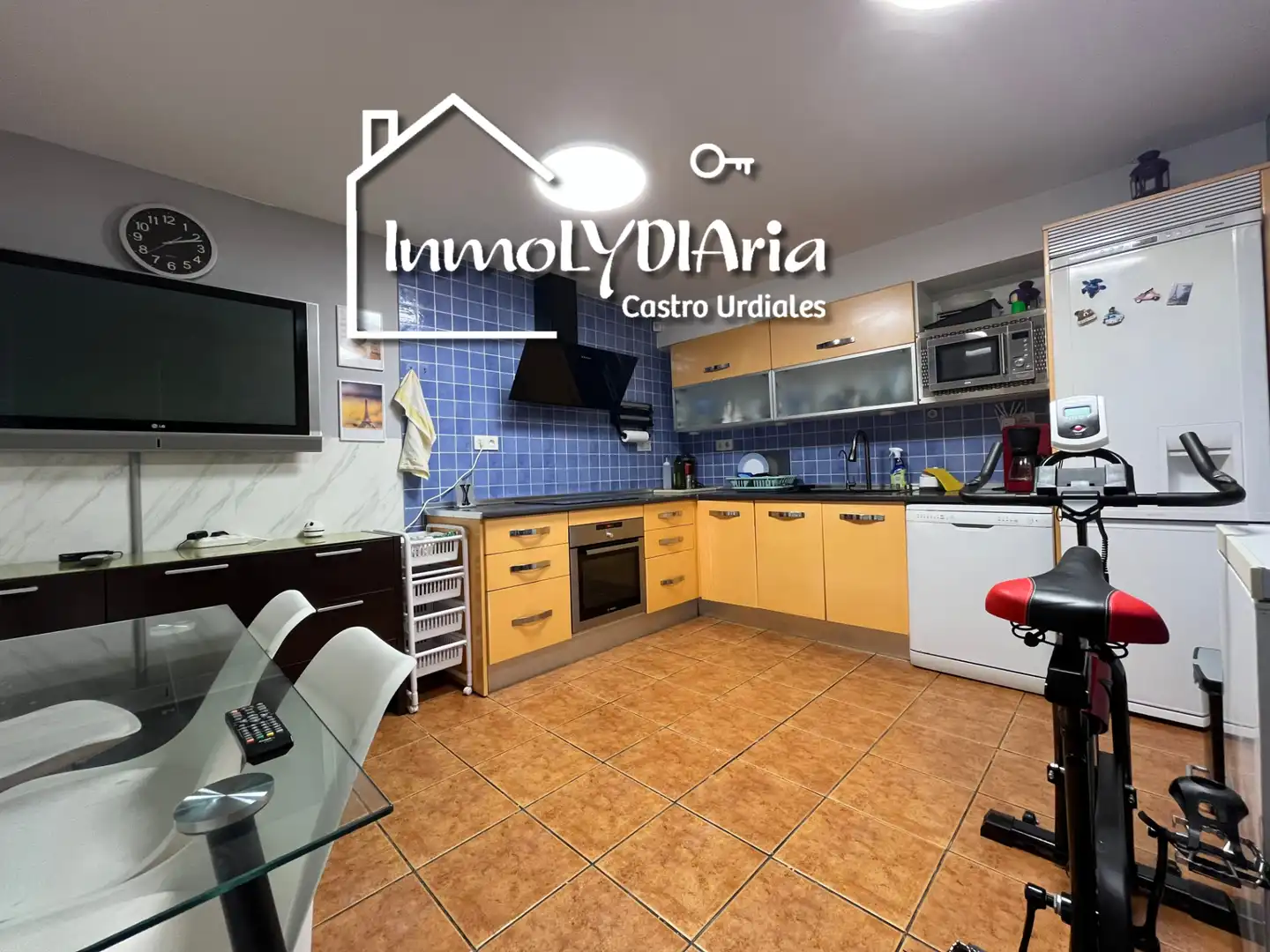 Vista exterior de Casa o xalet en venda en Castro-Urdiales amb Aire condicionat, Calefacció i Jardí privat
