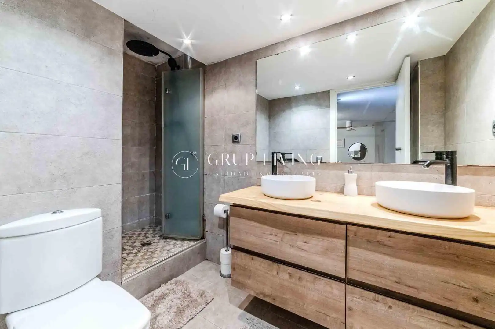 Badezimmer von Wohnung zum Verkauf in Sitges mit Klimaanlage, Heizung und Privatgarten