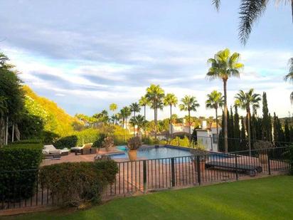 Vista exterior de Casa o xalet en venda en Sotogrande amb Aire condicionat, Calefacció i Jardí privat