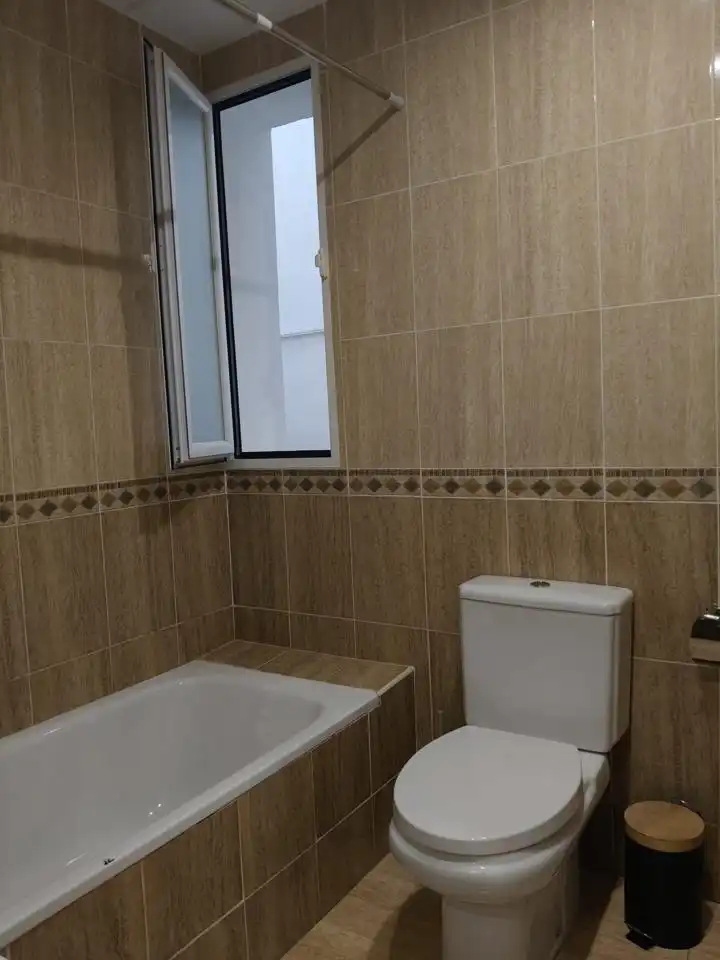 Baño de Planta baja de alquiler en Lucena con Terraza, Trastero y Amueblado
