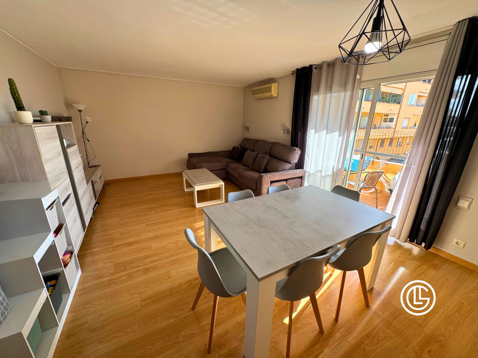 Living room of Flat for sale in Figueres  with Air Conditioner, Heating and Parquet flooring