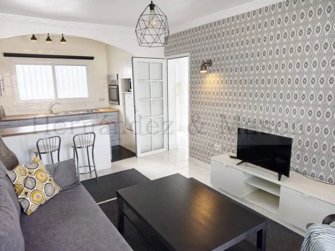 Sala d'estar de Apartament en venda en Benalmádena amb Aire condicionat, Terrassa i Moblat