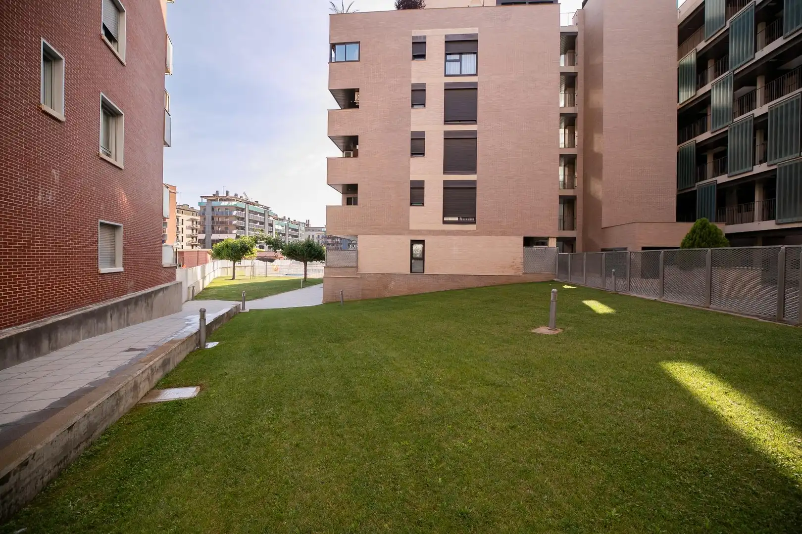 Außenansicht von Wohnung zum Verkauf in Huesca mit Klimaanlage, Heizung und Privatgarten
