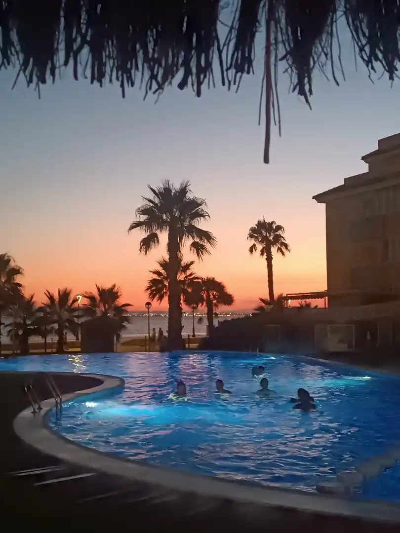 Piscina de Apartament de lloguer en La Manga del Mar Menor amb Aire condicionat, Calefacció i Terrassa