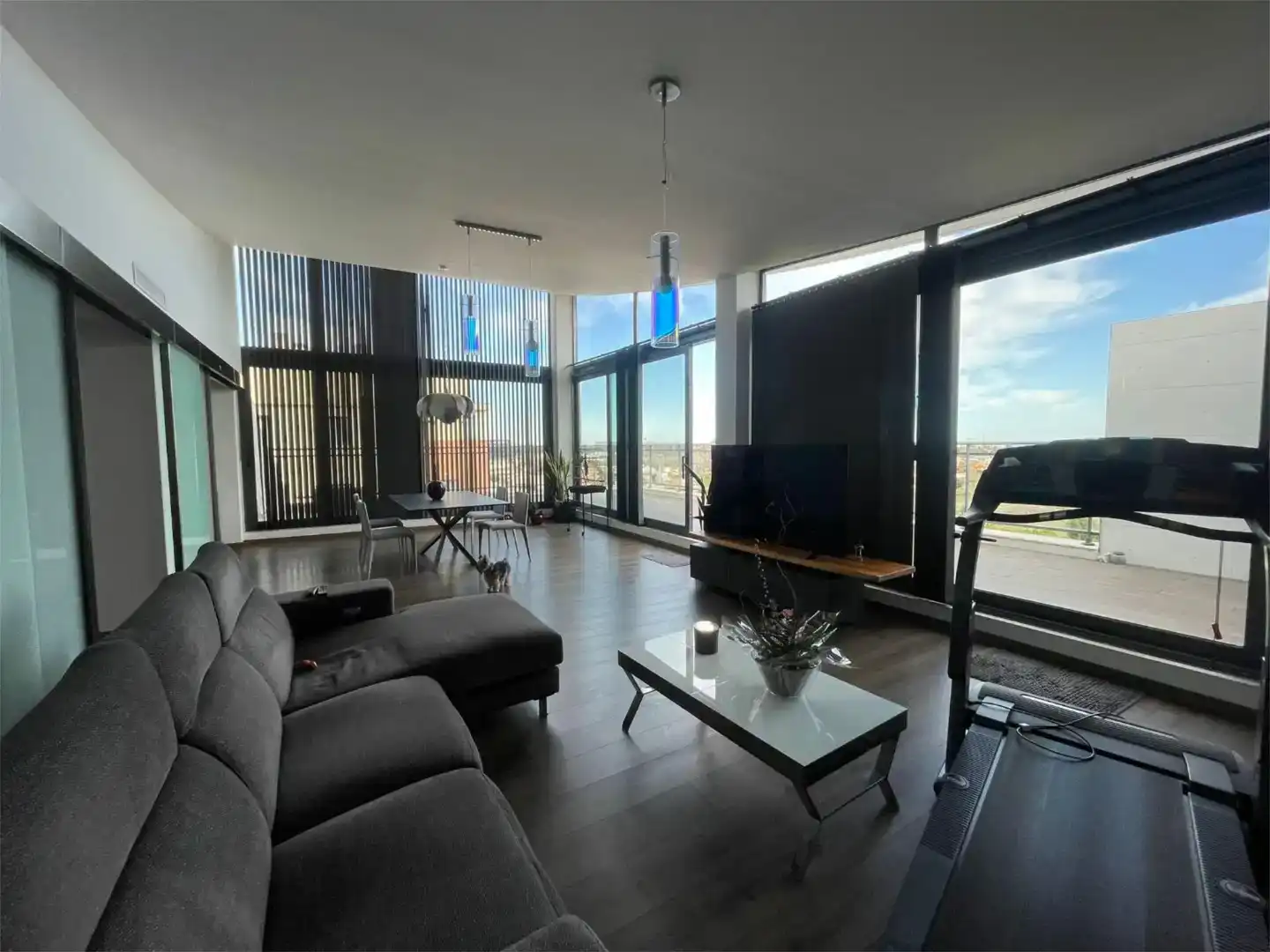 Wohnzimmer von Dachboden zum Verkauf in Oliva mit Balkon