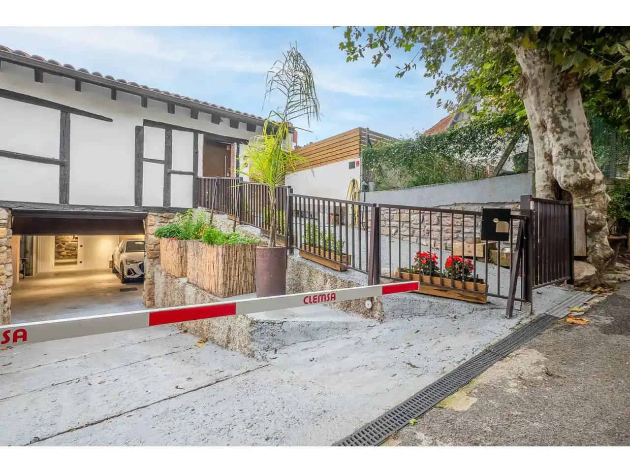 Aparcament de Casa o xalet en venda en Donostia - San Sebastián  amb Aire condicionat, Calefacció i Jardí privat
