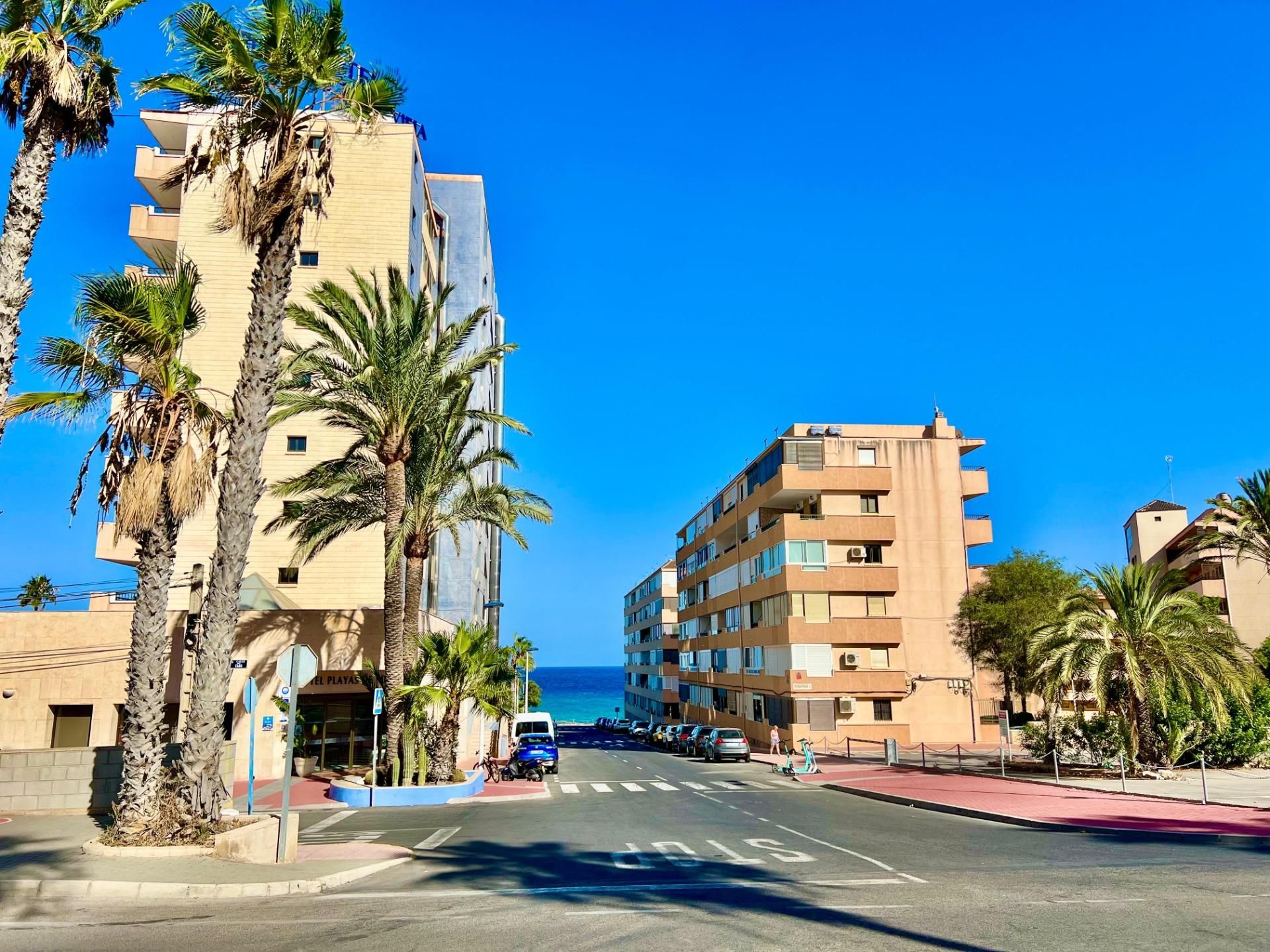 Vista exterior de Casa adosada en venda en Torrevieja amb Terrassa, Moblat i Piscina comunitària