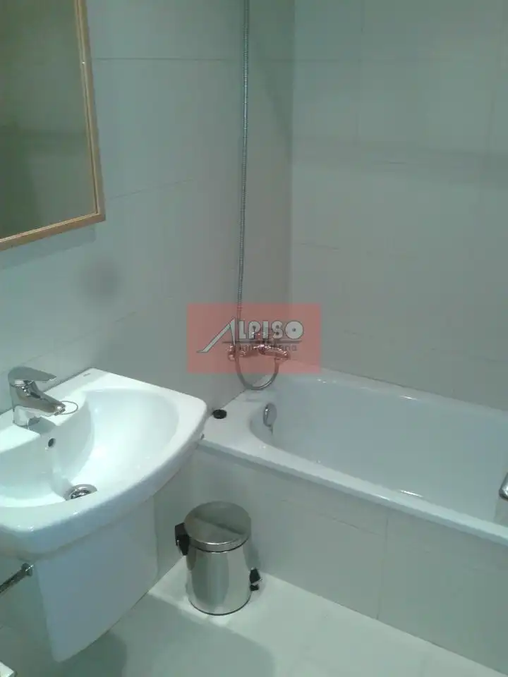 Badezimmer von Wohnungen zur Miete in Ourense Capital  mit Heizung, Parkett und Möbliert