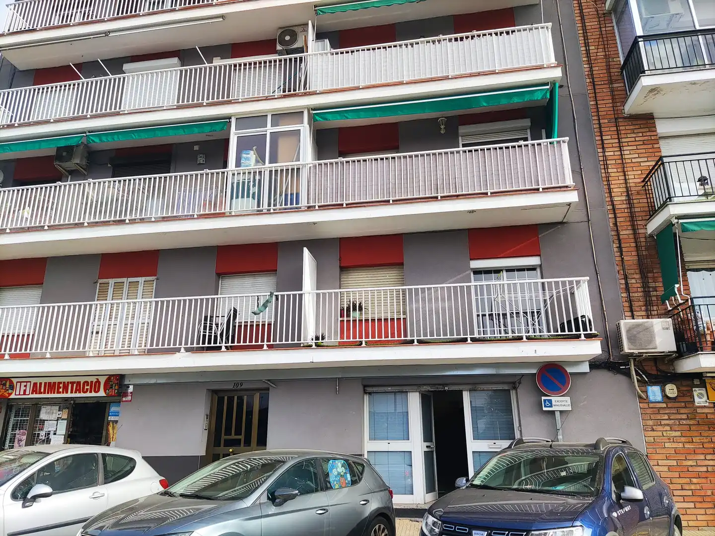 Vista exterior de Local en venda en La Roca del Vallès