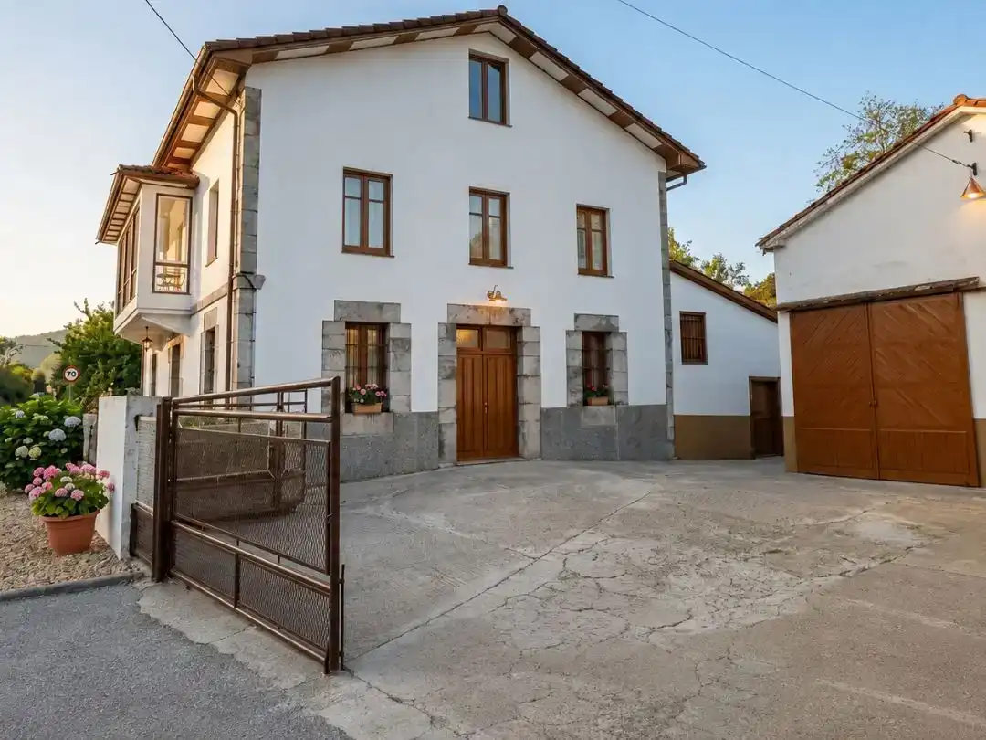 Vista exterior de Casa adosada en venda en Medio Cudeyo amb Balcó