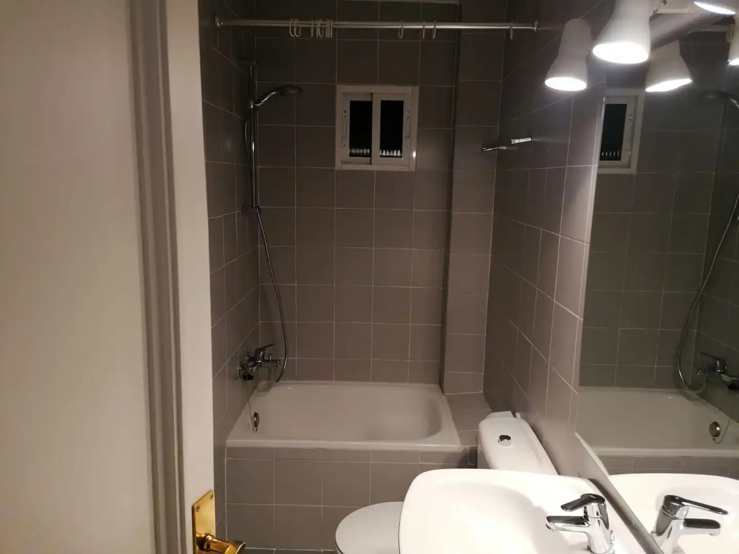 Baño de Piso de alquiler en Madrid con Aire acondicionado, Calefacción y Parquet