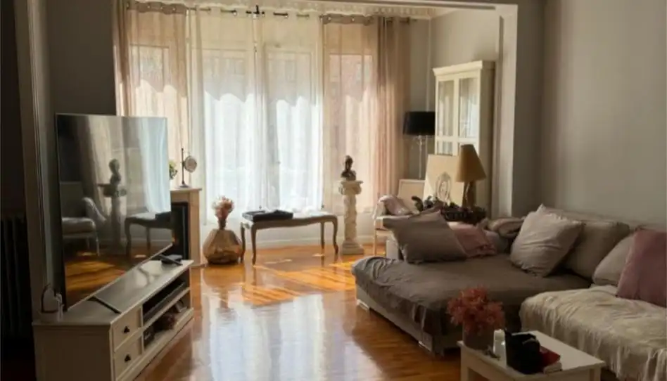 Wohnzimmer von Wohnung zum Verkauf in Barcelona mit Heizung, Parkett und Ofen