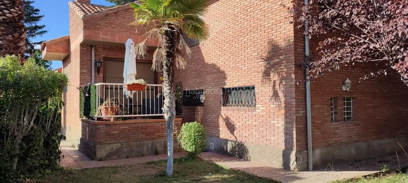 Casa amb piscina en venda a Calle Montes Universales 8