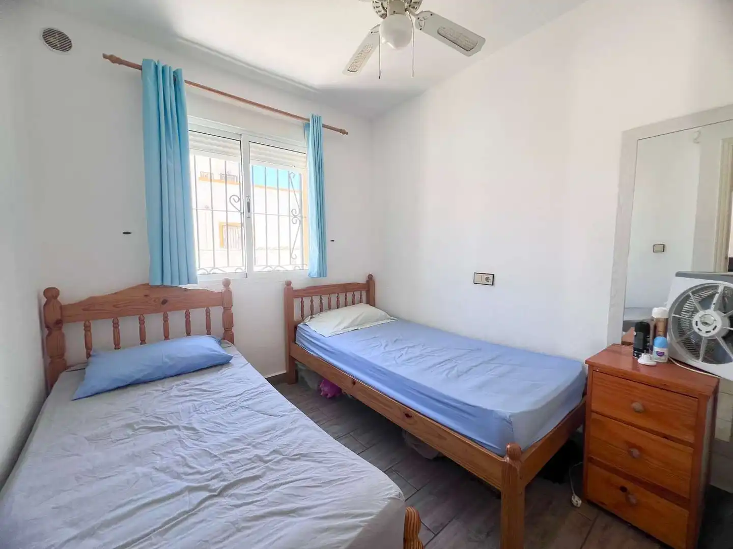 Schlafzimmer von Einfamilien-Reihenhaus zum Verkauf in Torrevieja mit Klimaanlage, Terrasse und Schwimmbad