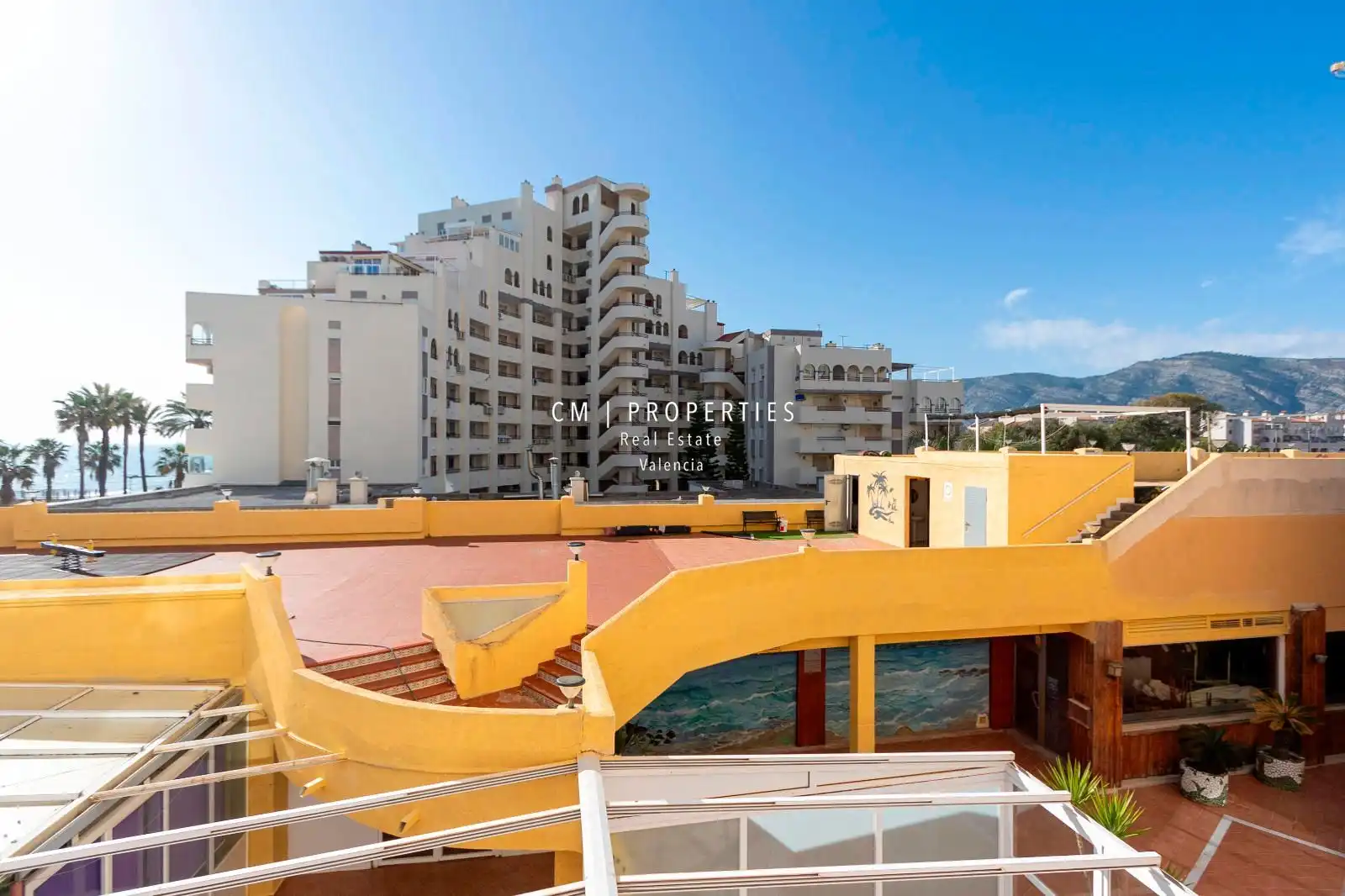 Vista exterior de Pis en venda en Oropesa del Mar / Orpesa amb Aire condicionat, Piscina i Moblat