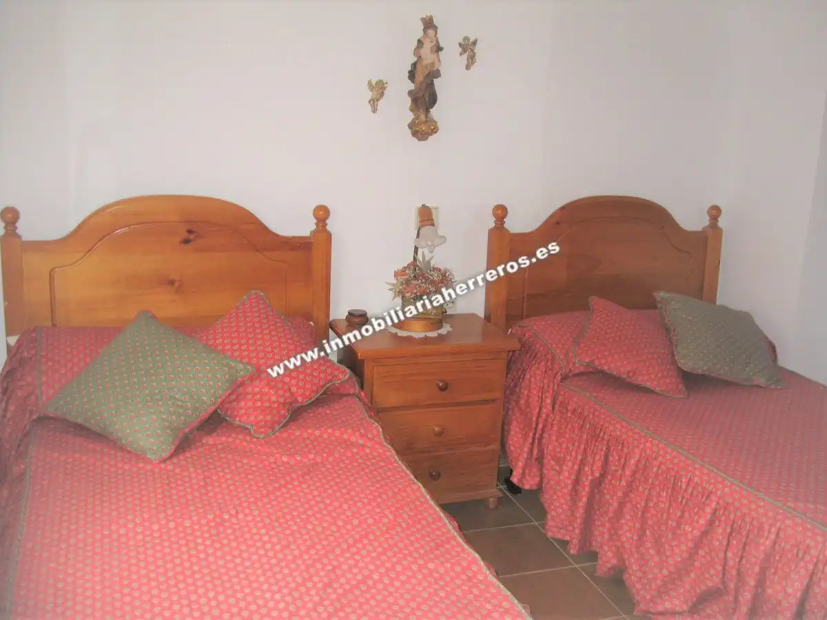 Habitación de Casa adosada en venta en Viguera con Calefacción, Parquet y Trastero