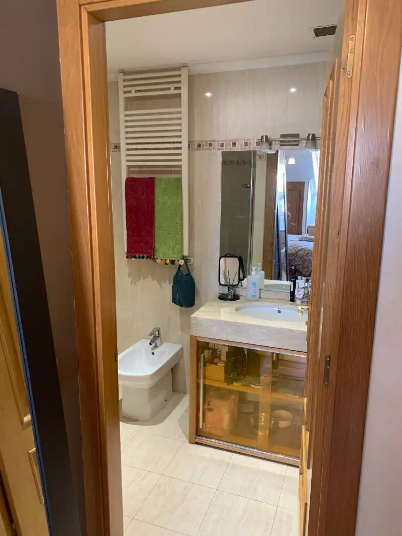 Badezimmer von Dachboden zum Verkauf in Poio mit Heizung, Parkett und Abstellraum