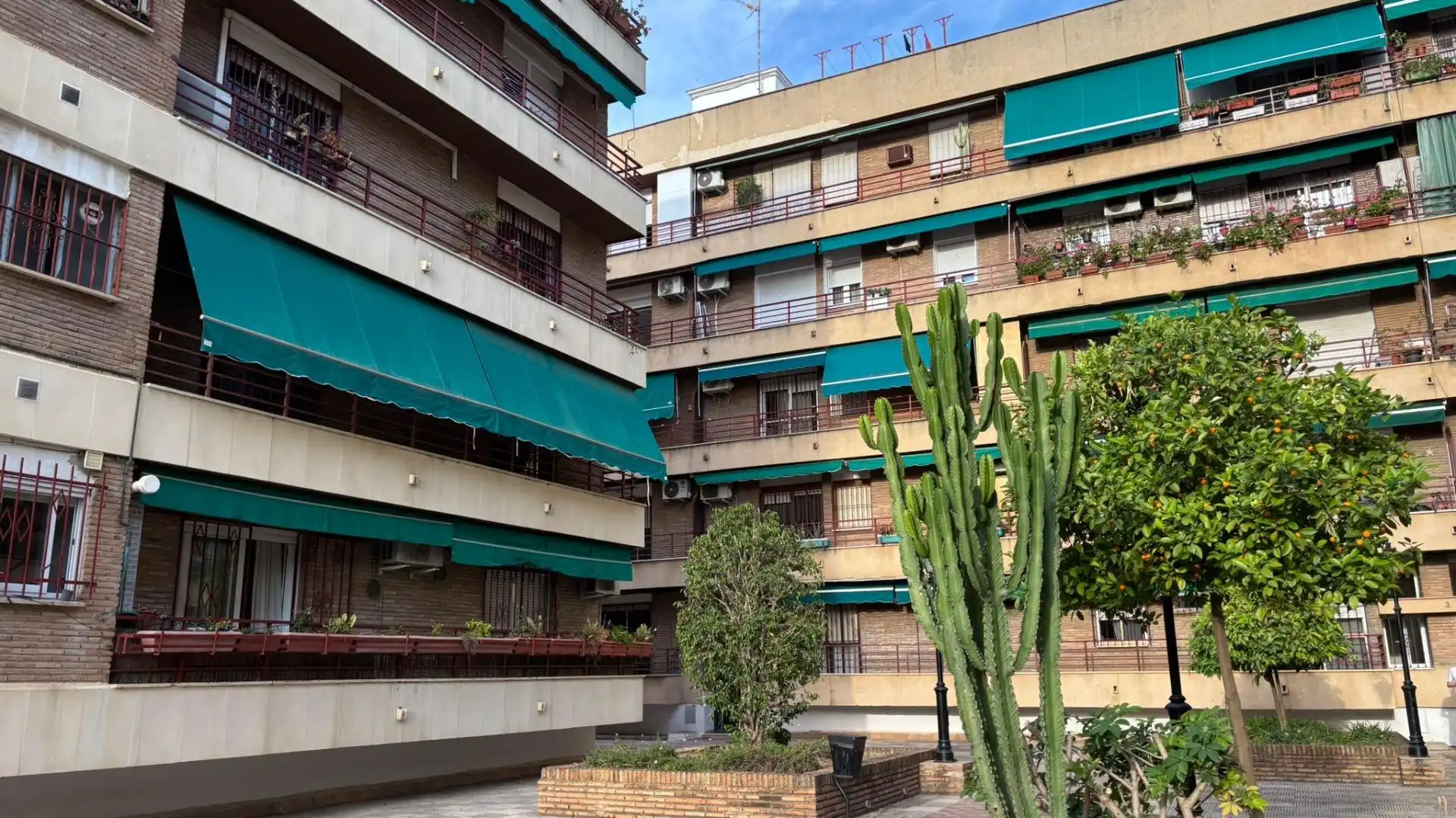 Exterior view of Flat for sale in Sevilla  with Air Conditioner, Private garden and Furnished