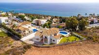 Vista exterior de Casa o xalet en venda en Manilva amb Aire condicionat, Terrassa i Piscina