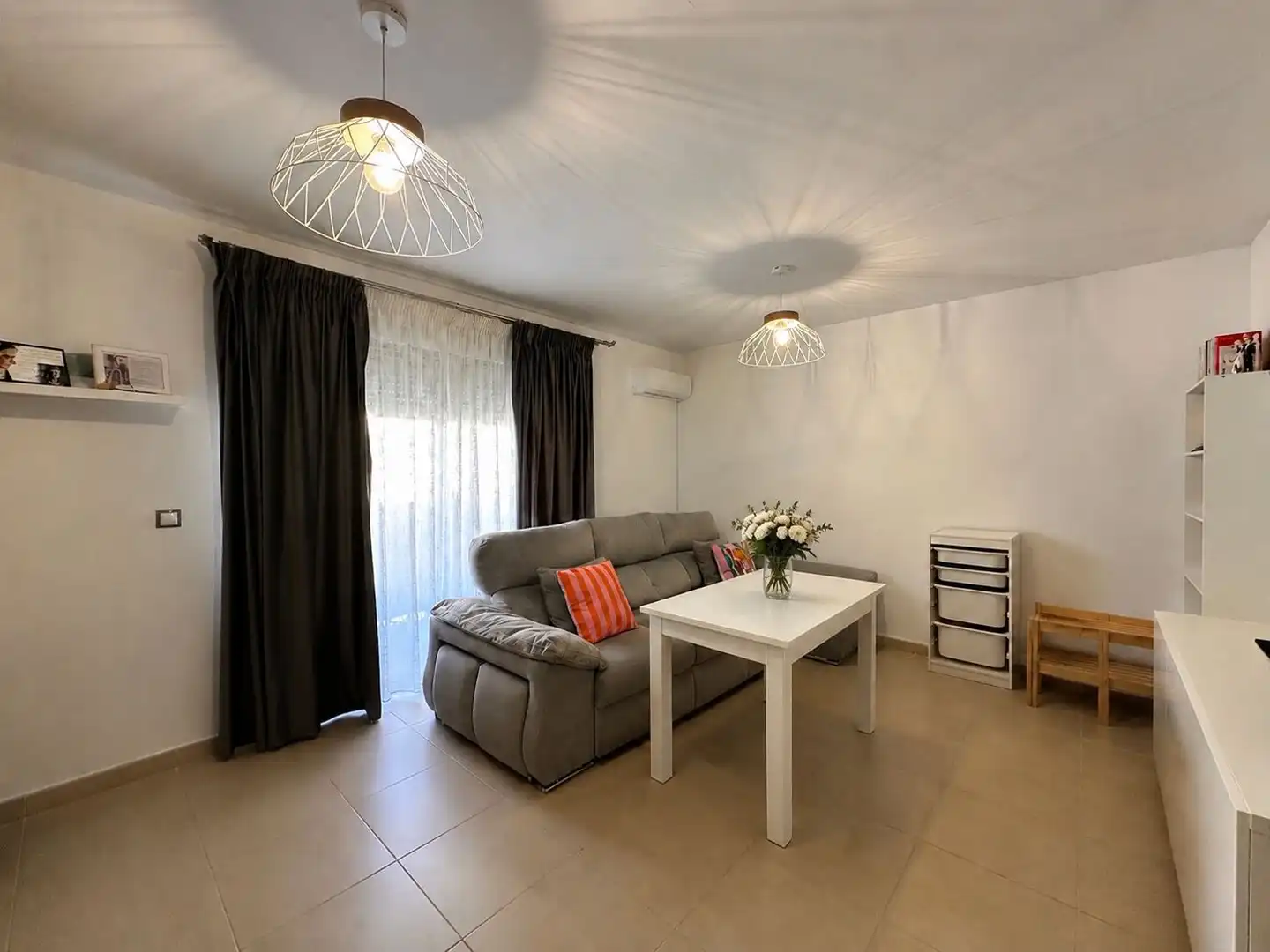 Sala d'estar de Casa adosada en venda en Lepe amb Aire condicionat, Terrassa i Traster