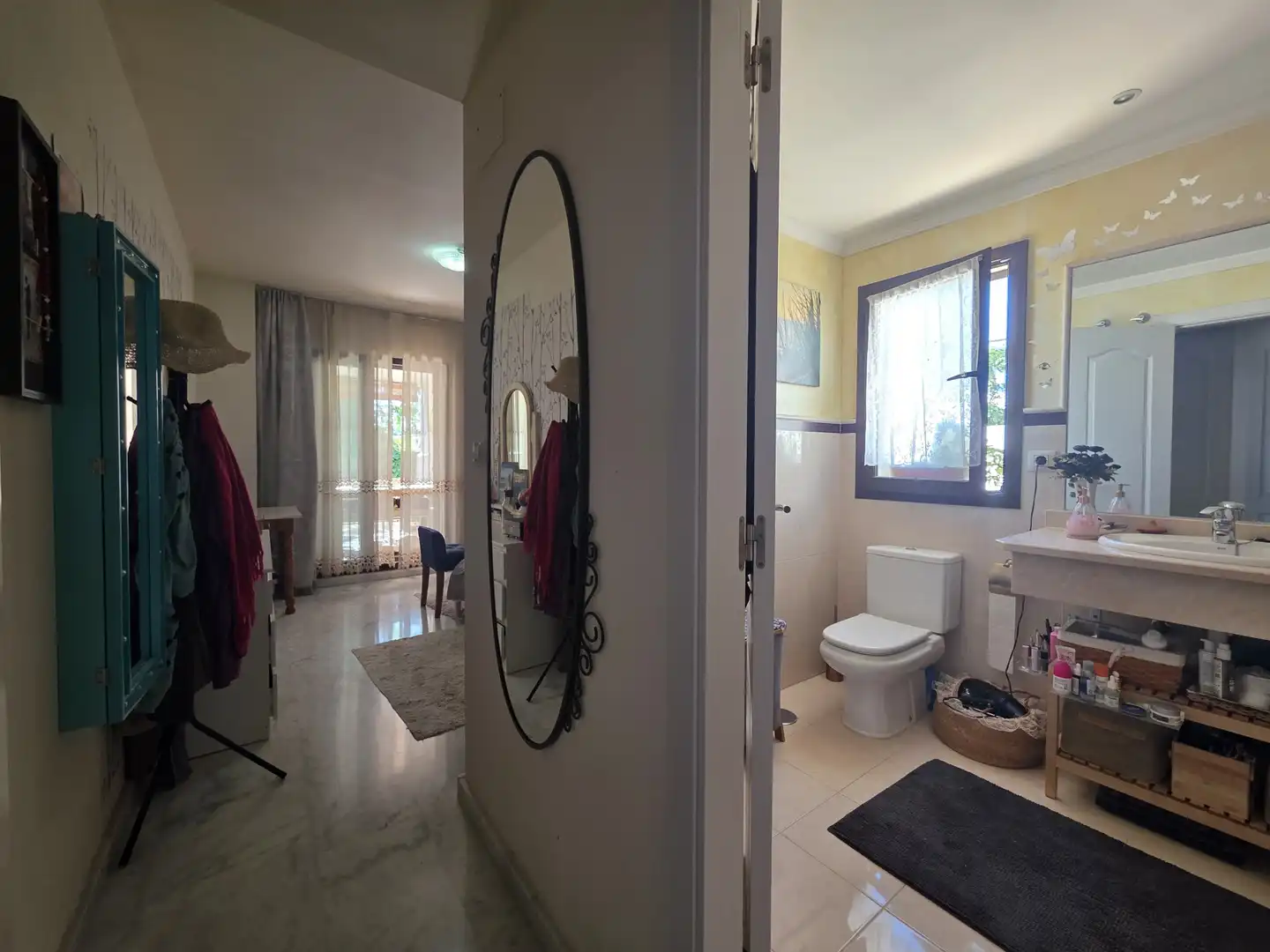 Schlafzimmer von Erdgeschoss zum Verkauf in La Alcaidesa mit Klimaanlage, Privatgarten und Terrasse